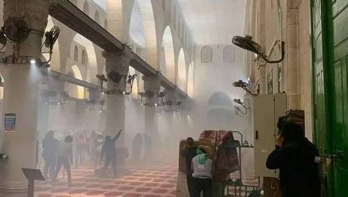 Napad izraelske policije na vjernike u Al-Aksi
