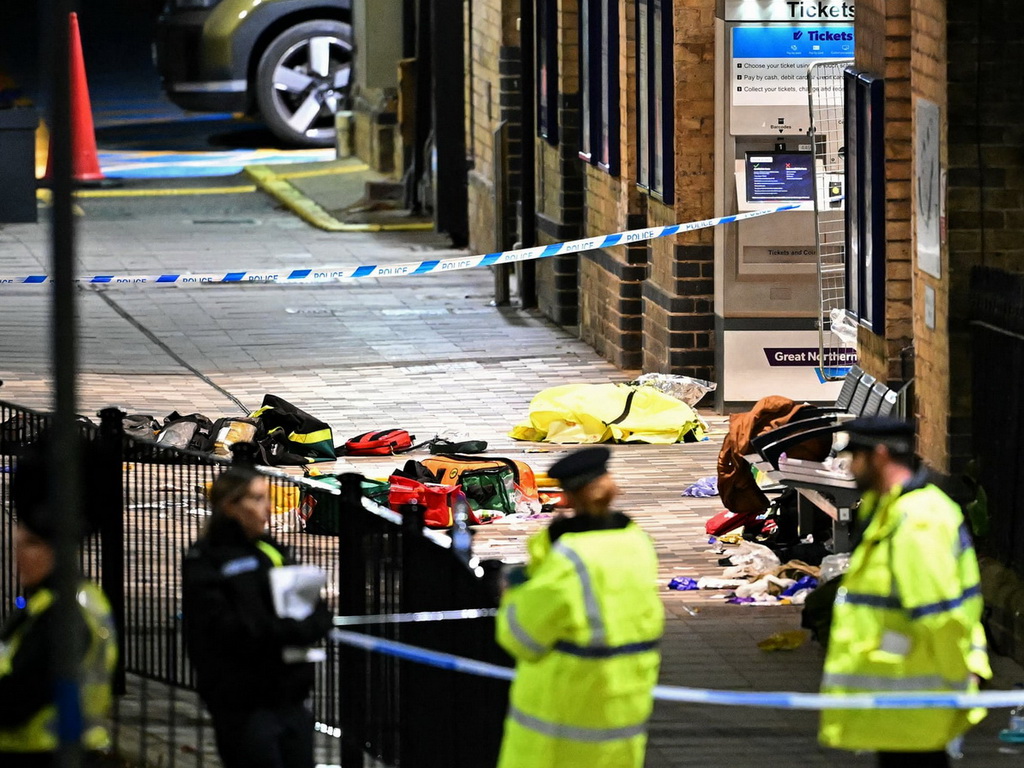 Napad u Engleskoj, devet osoba bori se za život