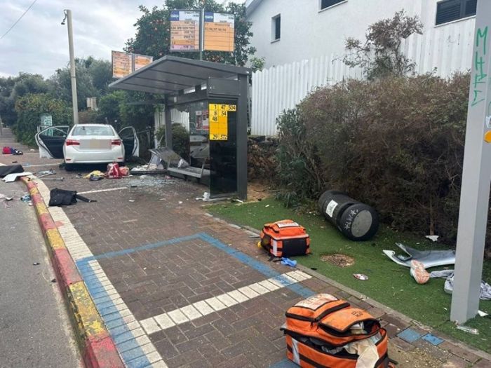 Napad u Tel Avivu: Izbo ljude nožem pa se autom zabio u njih
