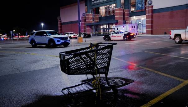 Napadač ubio troje u šoping-centru u SAD-u