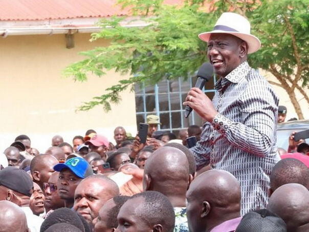 Napadnut predsjednik Kenije na javnom skupu: Pogođen u glavu cipelom?