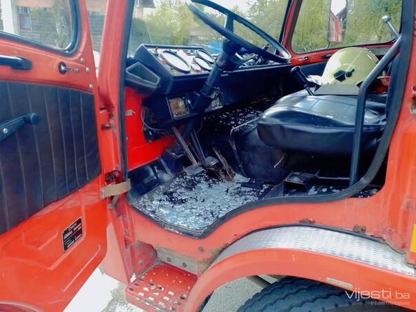 Napadnuta vatrogasna ekipa u Gračanici: Jedan vatrogasac povrijeđen