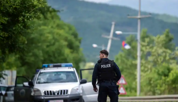 Napadnuta vozila kosovske policije