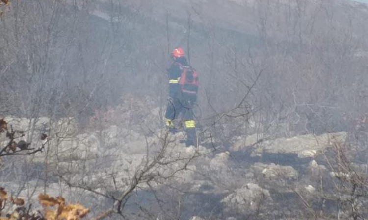 Napao vatrogasca i oborio ga na tlo