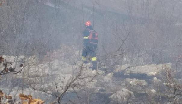 Napao vatrogasca i oborio ga na tlo