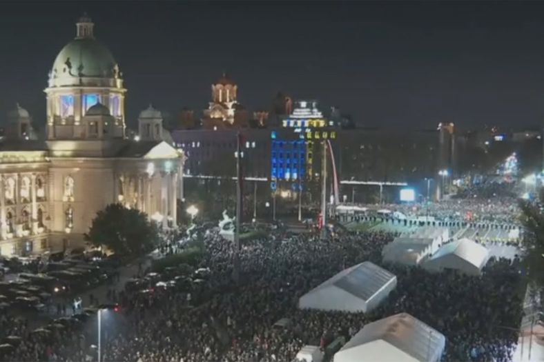 Napeto u Beogradu: Kordon policije razdvaja ćacije i demonstrante
