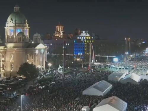 Napeto u Beogradu: Kordon policije razdvaja ćacije i demonstrante