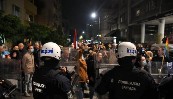 Napeto u Beogradu: Pristalice Mladića bacaju letve