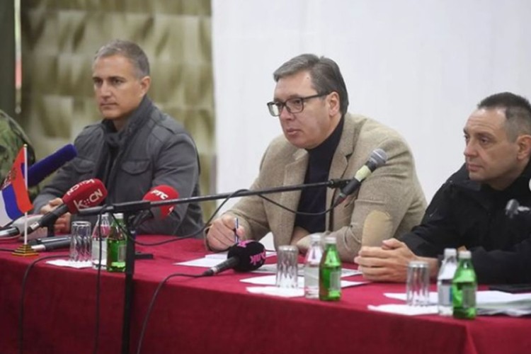 Napetost raste: Vučić stigao u kasarnu u Rašku