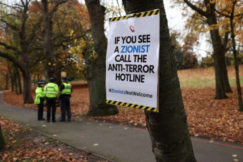 Napeto u Engleskoj: Propalestinski i proizraelski protesti oko Villa Parka