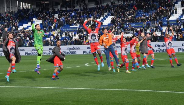 Napoli pobjedom u Bergamu ostao u trci za titulu