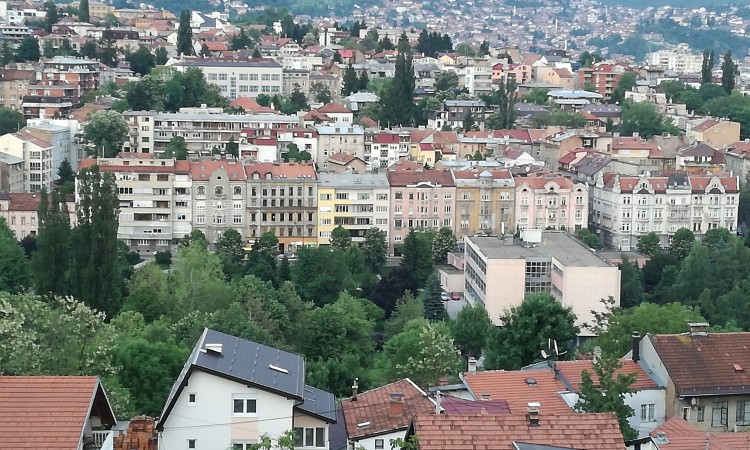 Naredna tri dana u BiH pretežno oblačno vrijeme sa kišom i nižim temperaturama