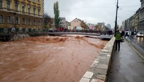 Narednih dana oblačno s kišom, u utorak postepen prestanak padavina