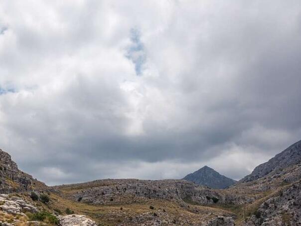 Narednih dana sunčano uz naoblačenja, u nedjelju kiša