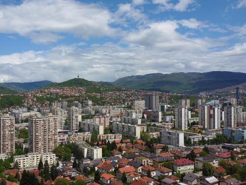 Narednih dana umjereno oblačno i kišovito uz visoke temperature