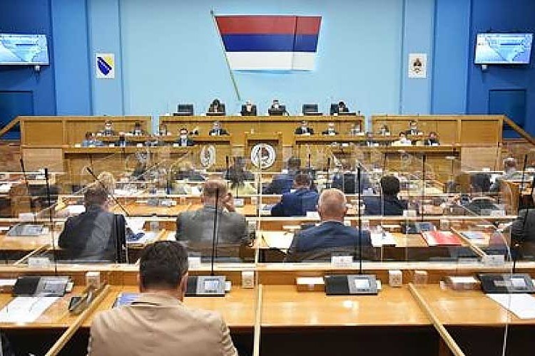 Narodna skupština usvojila set zakona o povećanju plata u RS