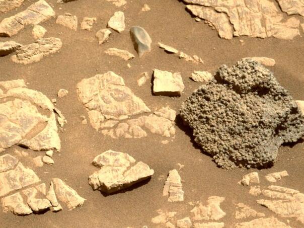 NASA zbunjena: Rover pronašao misteriozan kamen na Marsu