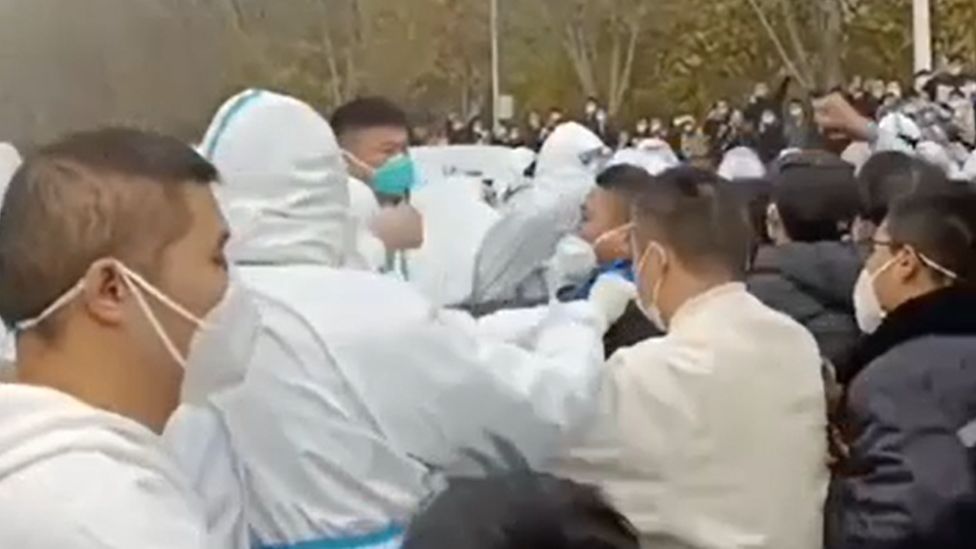Nasilni protesti u najvećoj fabrici iPhone-a u Kini