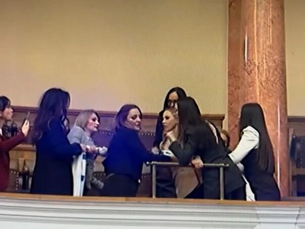 Nastavak haosa u Skupštini Srbije: Poslanice se potukle zbog transparenta