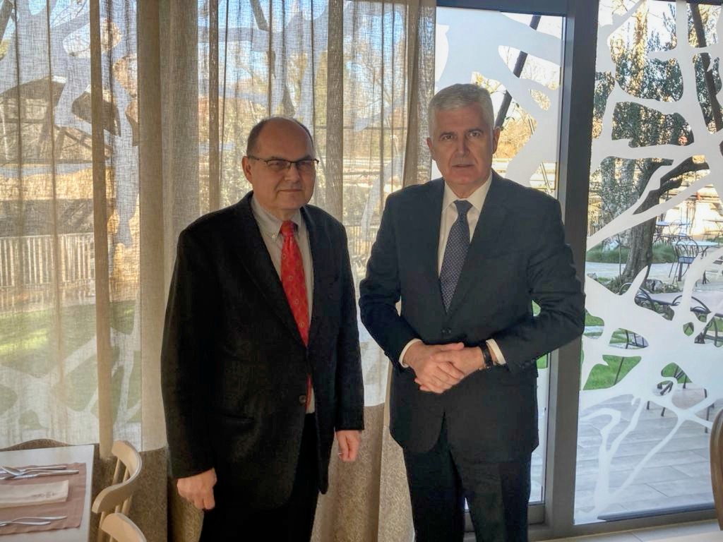 Nastavak loše prakse: O državnim temama u kafanama