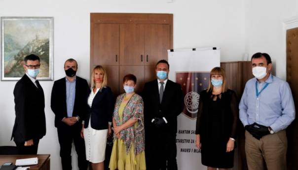 Nastaviti integraciju medijske i informacijske pismenosti u obrazovni sistem