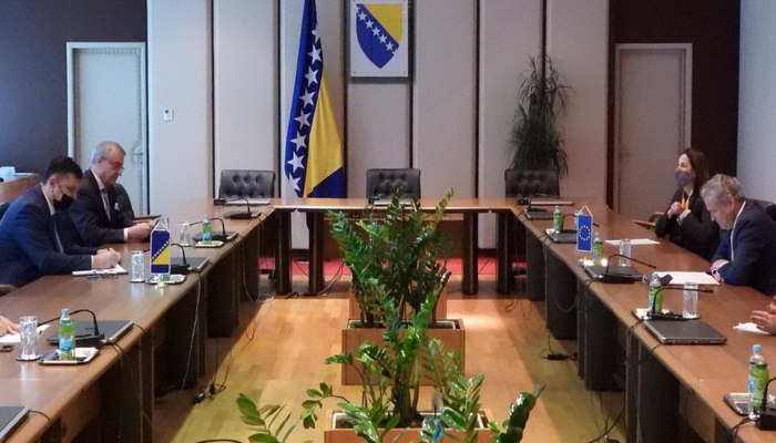 Nastaviti rad na ispunjavanju kriterija za članstvo u EU