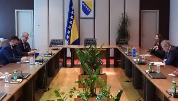 Nastaviti rad na ispunjavanju kriterija za članstvo u EU