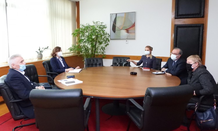 Nastaviti raditi na razvoju bilateralnih, posebno ekonomskih odnosa