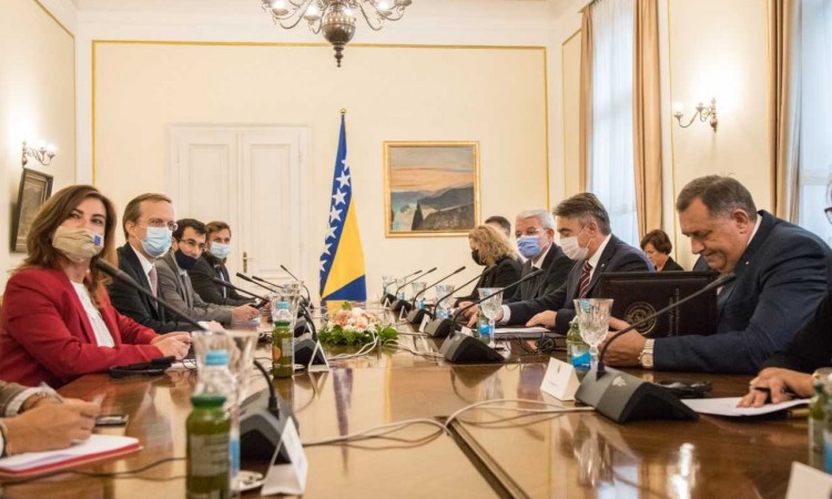 Nastaviti raditi na realizaciji prioriteta iz Mišljenja EK i Programa reformi