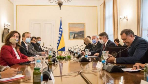 Nastaviti raditi na realizaciji prioriteta iz Mišljenja EK i Programa reformi