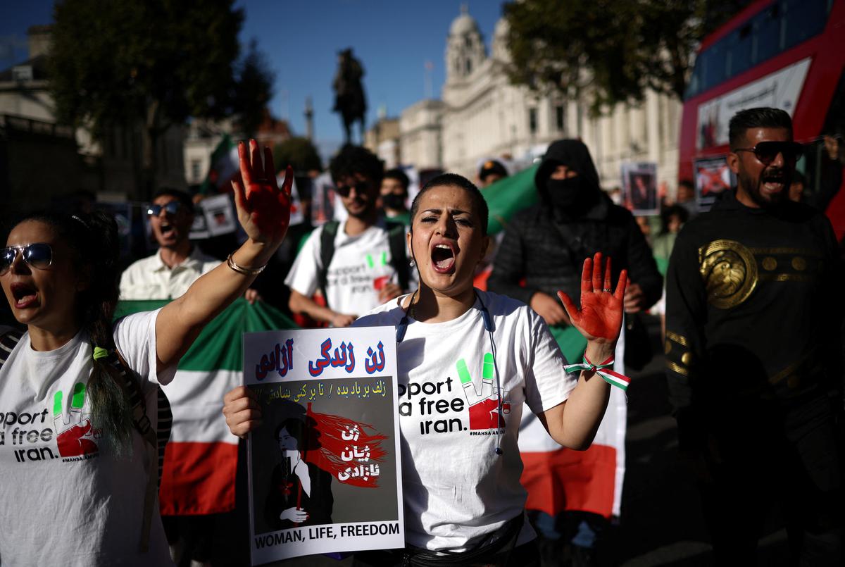 Nastavljaju se protesti u Iranu, ubijena dva pripadnika snaga sigurnosti