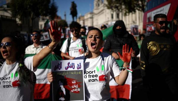 Nastavljaju se protesti u Iranu, ubijena dva pripadnika snaga sigurnosti