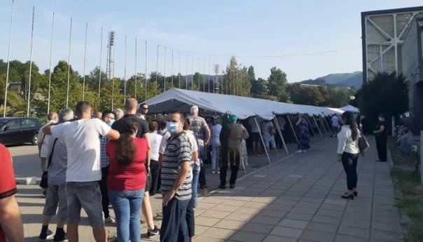 Nastavljena masovna imunizacija, i jutros redovi pred Zetrom