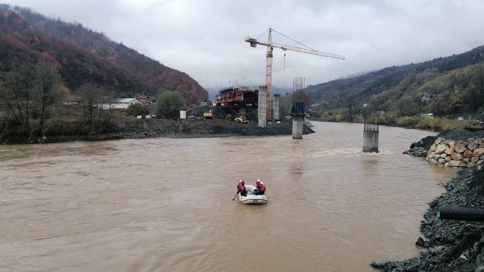 Nastavljena potraga za dvojicom radnika koji su upali u nabujalu Bosnu
