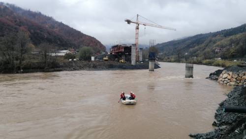 Nastavljena potraga za dvojicom radnika koji su upali u nabujalu Bosnu