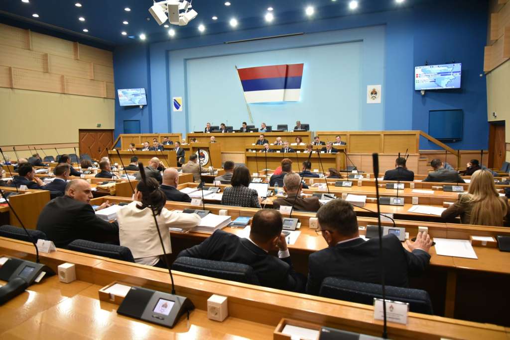 Nastavljena sjednica NSRS raspravom o učeničkom standardu, uvodi se Vijeće roditelja
