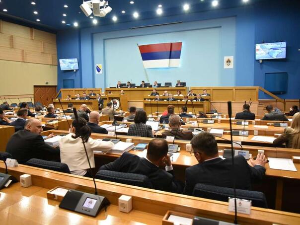 Nastavljena sjednica NSRS raspravom o učeničkom standardu, uvodi se Vijeće roditelja