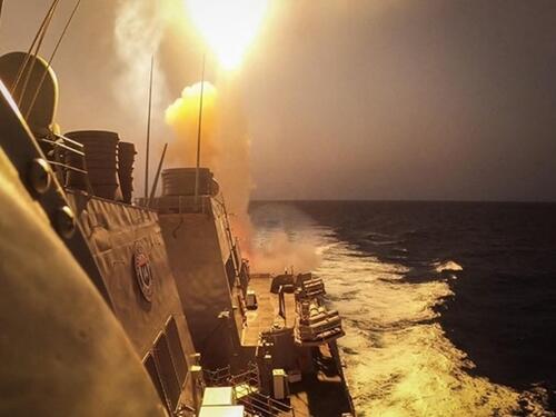 Nastavljeni napadi na brodove u Crvenom moru, američka vojska oborila 4 drona