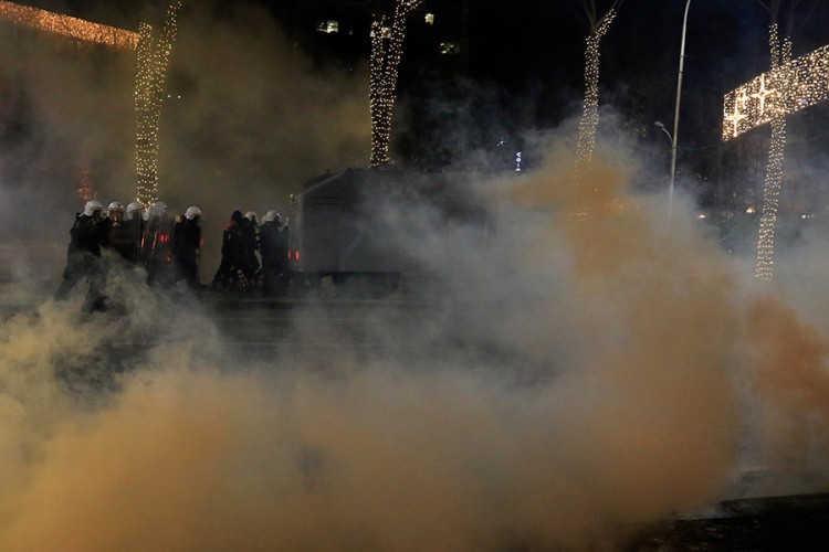 Nastavljeni protesti zbog smrti mladića, policija bacala suzavac