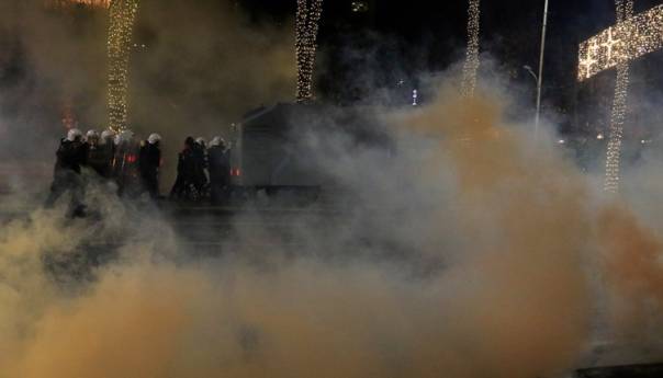Nastavljeni protesti zbog smrti mladića, policija bacala suzavac
