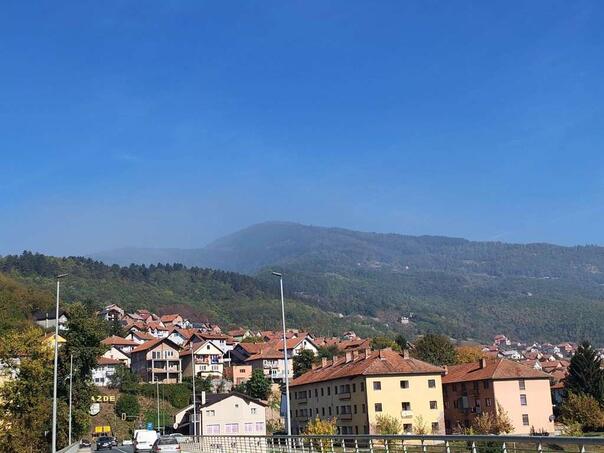 Nastavljeno gašenje deponije u Šišetima, učenici na nastavi, roditelji zabrinuti