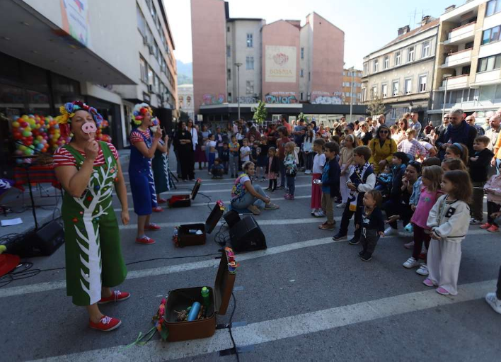 Nastupom trupe Pocoloco ispred Pozorišta mladih otvoren Mali MESS