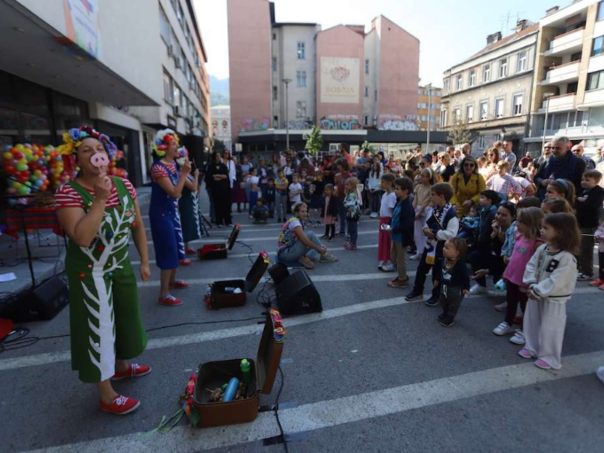 Nastupom trupe Pocoloco ispred Pozorišta mladih otvoren Mali MESS