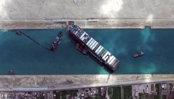 Nasukani brod i dalje blokira Sueski kanal, Rusija nudi pomoć