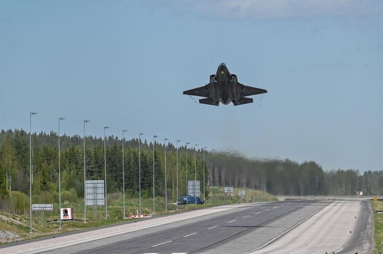 NATO bombarderi slijetali na autoceste u Finskoj i Švedskoj