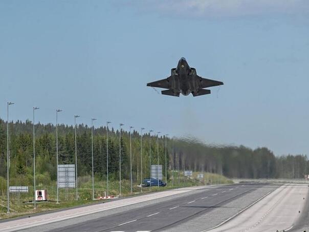 NATO bombarderi slijetali na autoceste u Finskoj i Švedskoj