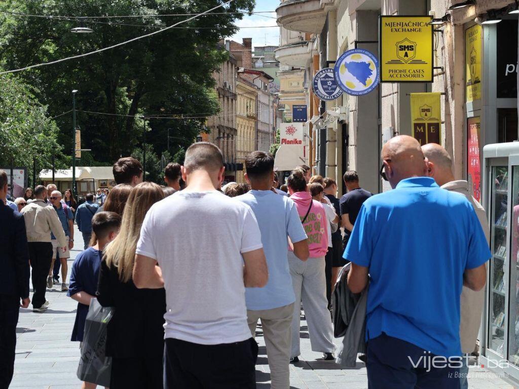 Naučnici otkrili: Ljudi se češće kreću ulijevo dok hodaju