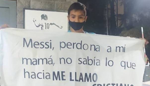 Navijač dočekao Messija s transparentom: Oprosti mojoj majci, nije znala što čini