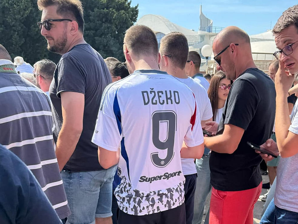 Navijač Hajduka došao na derbi u Džekinom dresu