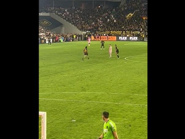 Video: Navijač uletio na teren ka Messiju, tjelohranitelj munjevito reagovao